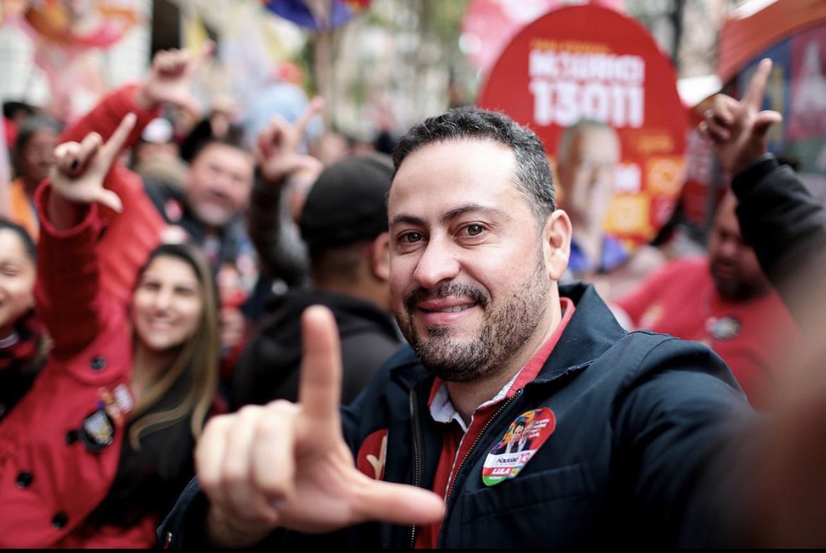 kikoceleguim's tweet photo. Faltam 4 dias para as eleições ⭐️

Vamos nos manter unidos para eleger #LulaNo1ºTurno e garantir que ele consiga fazer as mudanças que o país precisa votando #KikoDeputadoFederal 1️⃣3️⃣0️⃣1️⃣ 

Bora colocar o sorriso no rosto e encher o coração de esperança porque o Lula vem aí! ⭐️🚩 https://t.co/T7FCehHite
