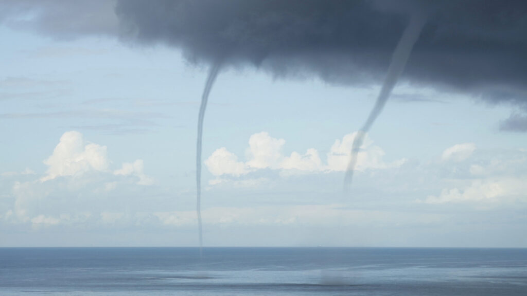Razgovarali smo s umjetnicom Tanjom Deman koja istražuje psihologiju okoliša u medijima fotografije i videa, evocirajući arhitekturom, morskim i krševitim pejzažima filmske ambijente. >>> bit.ly/3UY7VPh