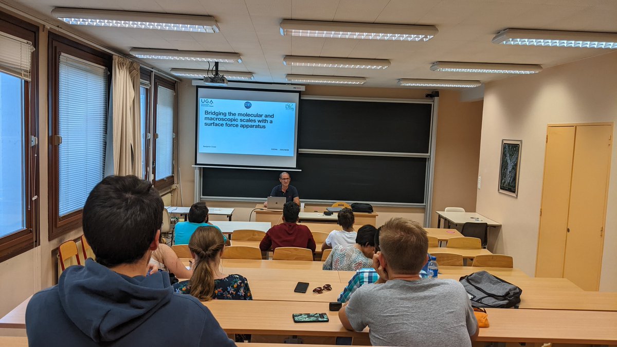 esonn_uga's tweet photo. ...and on bridging the molecular and macroscopic scale with a surface force apparatus delivered by Dr. Benjamin Cross from Interdisciplinary Laboratory of Physics (@liphy_lab) @UGrenobleAlpes @CNRS @GrenobleINP @esonn_uga #summerschool https://t.co/jNsEwz3gML