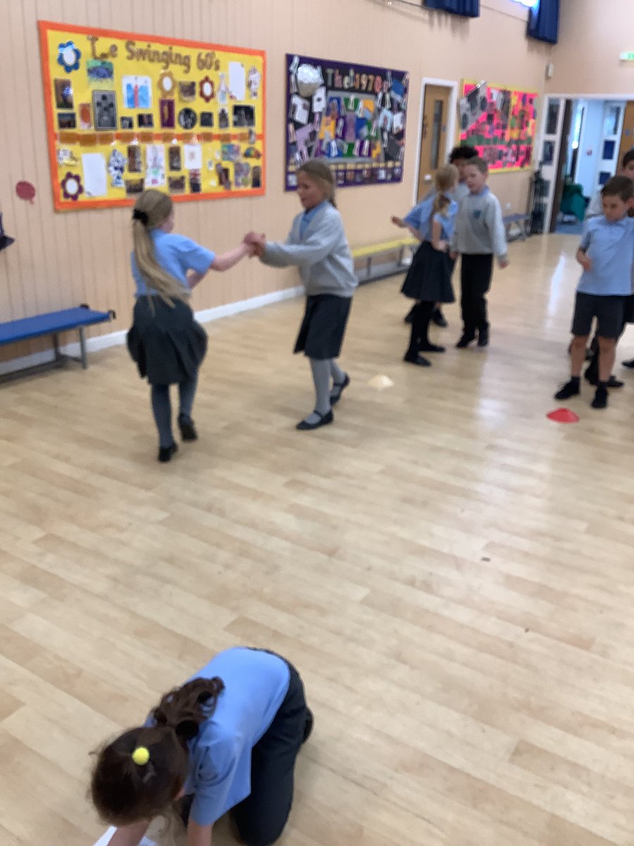 StAgnesY4's tweet image. Relay coding game in computing today #stagnescomputing