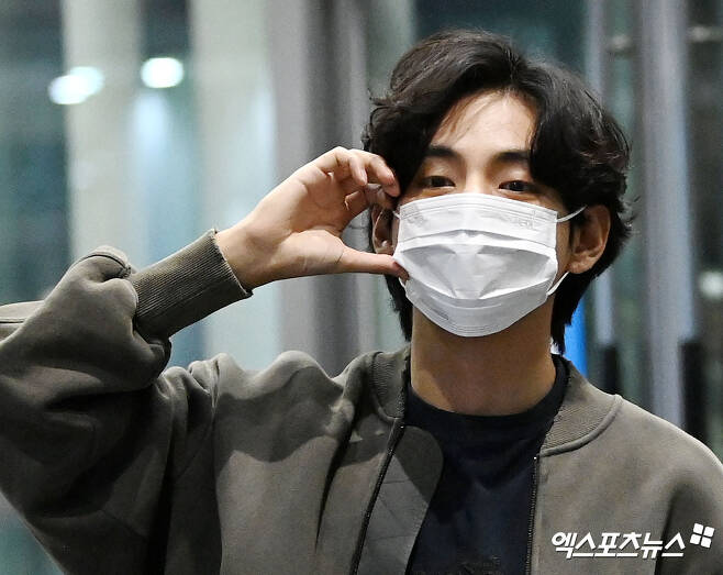 kiss_seven7's tweet photo. [📸] Hilo con fotos de #V llegando al programa de radio "Starry Night" de MBC para ser un DJ especial por segundo día consecutivo

V ON STARRY NIGHT  
THANK YOU SPECIAL DJ TAEHYUNG https://t.co/cibYIfcF0y