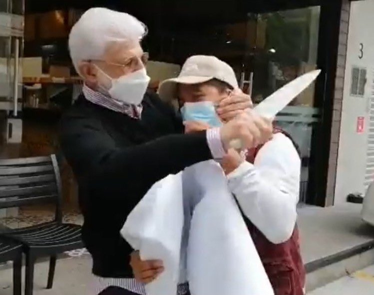 Abigail Hay fue detenida por la Policía de Salina Cruz, por discutir con su novio (sin cuchillo) la acusaron de alterar el orden. Horas después estaba muerta en su celda.
"Don Eraki" está grabando videos para twitter y quiere que lo disculpen por intentar decapitar a alguien.