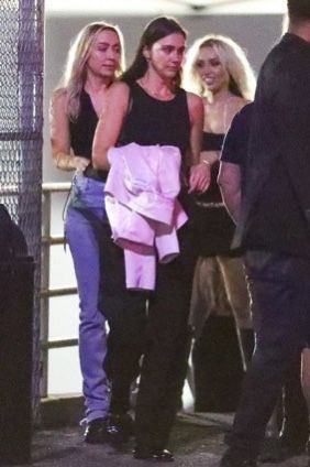 Al #TaylorHawkinsTribute, la scorsa notte a Los Angeles, Miley Cyrus è stata fotografata con mamma Tish, Brandi e alcuni amici e collaboratori. 🤍 

Foto: Backgrid