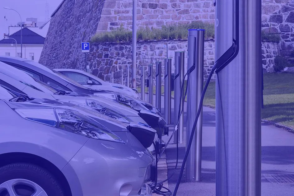 KibogInc's tweet photo. To help flesh out your charging strategy, here are a few key considerations when installing public EV charging stations at your location. https://t.co/RyeqeOkQn0 https://t.co/vJfKIikTb1