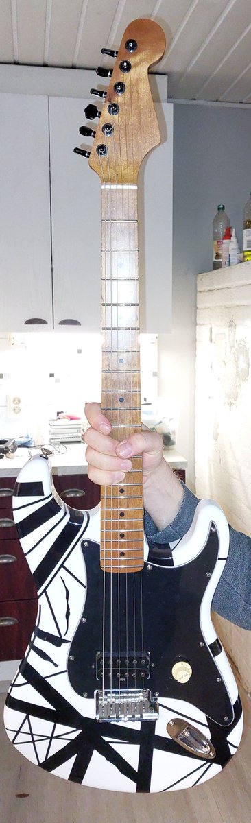 Michimikkonen's tweet photo. Ok so the first assembly version of the #evh black and white guitar is here. Thank you #evgraphics for the immaculate paintjob! https://t.co/JXW0ysnzqL