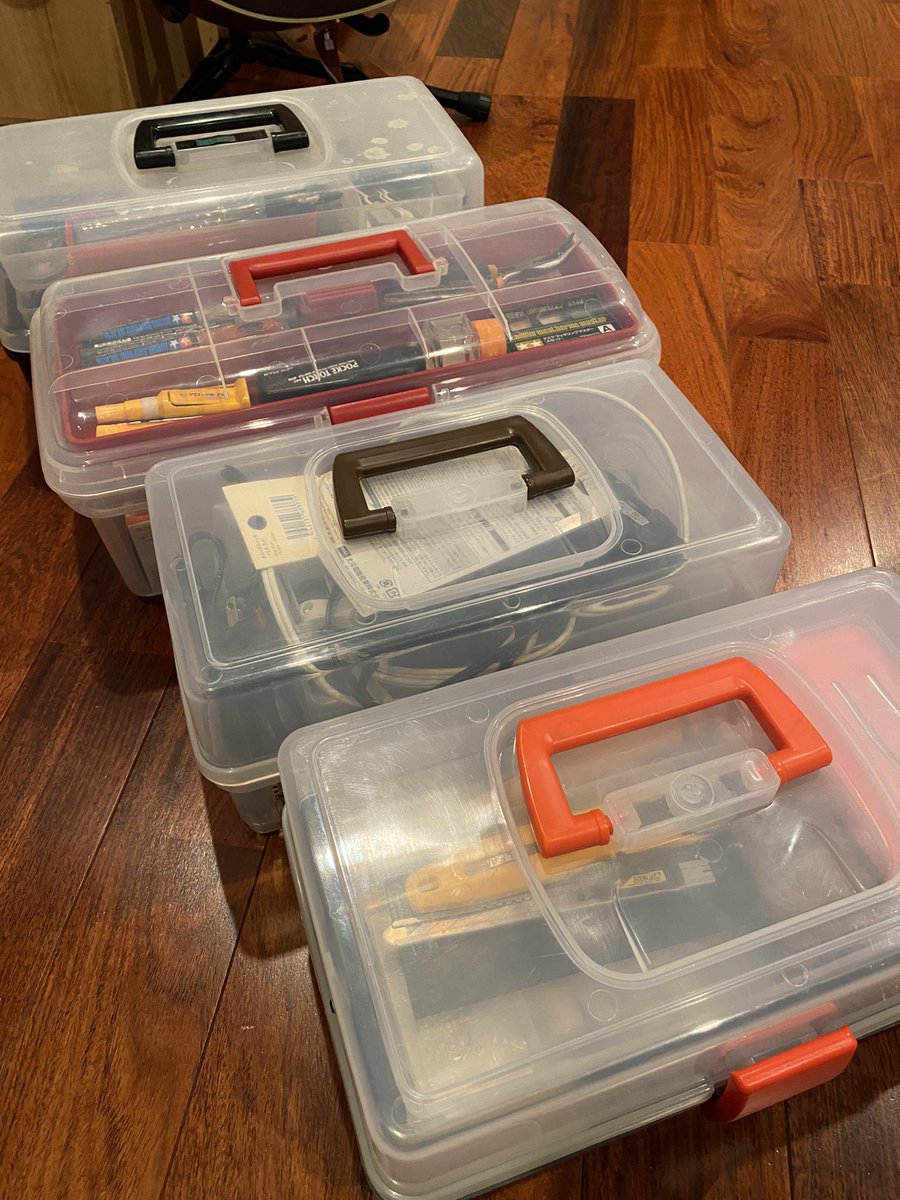 cocoroheal's tweet photo. ネイチャークラフトに限らず、道具があると作業の難易度や作品の完成度がかなり変わるので、ツールにこだわり始めると沼にハマって数が増えちゃう💦

ですから、ウッド、レザー、レジンなど用途でケースを分けて、材料や工具を保管してます

よく使うものを以下スレッドにご紹介します♪

#Sky手芸部 https://t.co/9RsKgLZrZZ