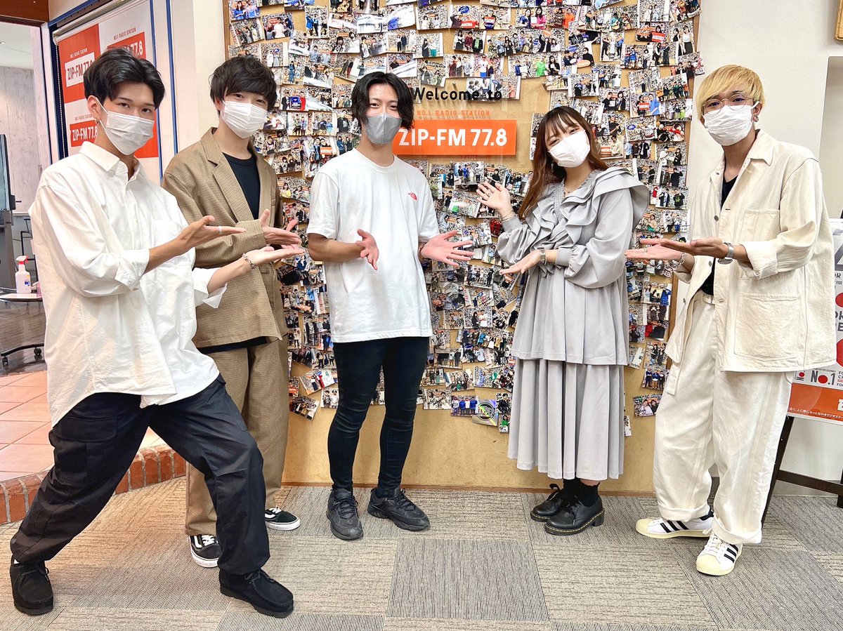 ES_TRUS_JP's tweet photo. 【📻レギュラーラジオ📻】

本日25:00～
ZIP-FM「ES-TRide on!」第104回目の放送！

今回はなんと！
あの涙なしでは見られないと話題の
mini album「Dear」のMVの映像監督
中邑 圭汰さんをゲストにお迎えします！🎥

🔗#radiko
https://t.co/q86bxJoZBU

#zipfm
#ES_TRUS
#ES_TRUS_Dear
#エストラジオ https://t.co/BebltWxrLK