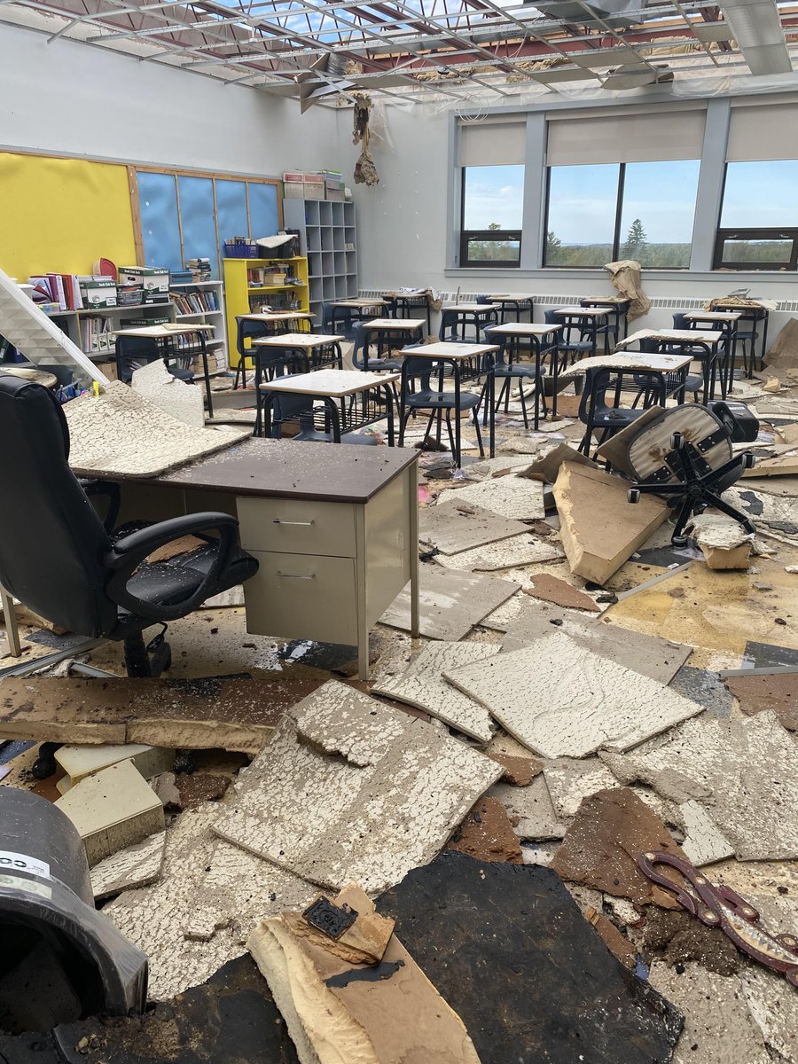 lrigaux's tweet photo. Des images de l'école Évangéline, détruite en partie par la tempête post-tropicale #Fiona. https://t.co/1jS3fhLnS0