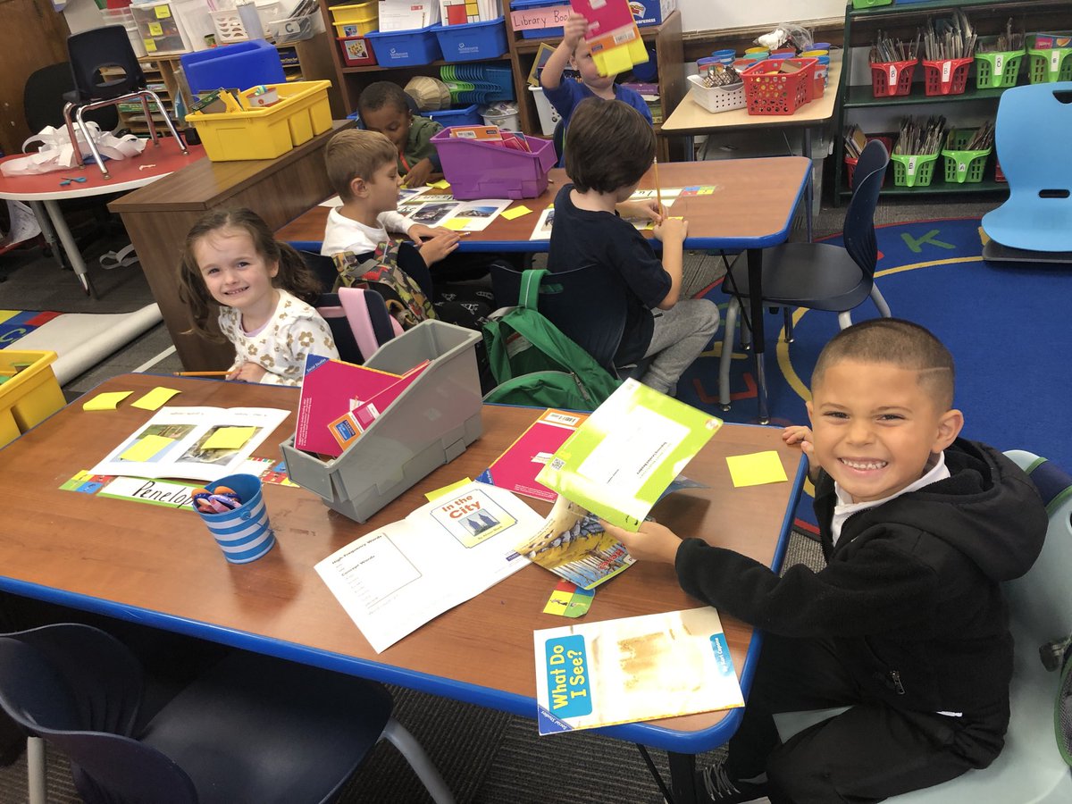 MrsStinson_K's tweet photo. We are working hard identifying things we notice in our books!! We are readers!! ⁦@TCSD⁩  ⁦@TroySchool18⁩ https://t.co/zjUa0MaxJg
