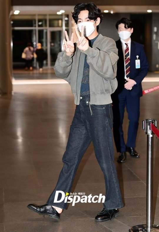 bangtinyboyys's tweet photo. His shoes I'm crying 😭 https://t.co/EOVBZlFwik