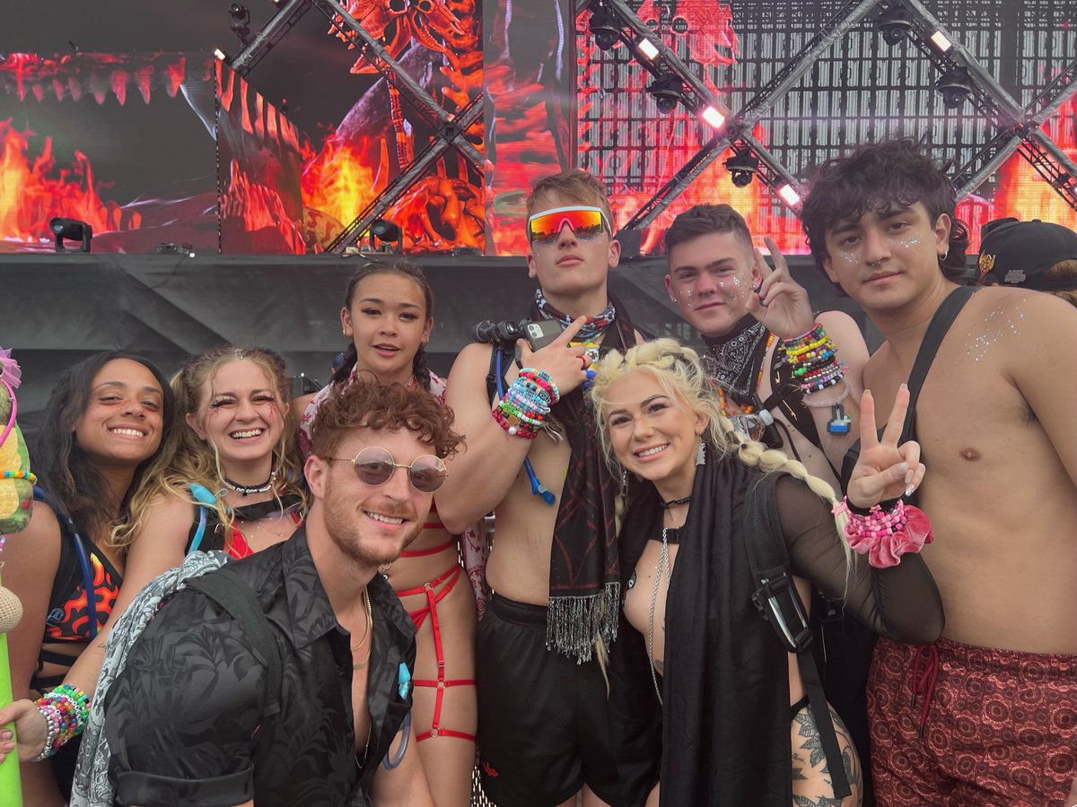 haleyjaynee's tweet photo. We lost our disposable camera on the last day of Lost Lands 2022, we were celebrating 3 birthdays and lost all our photos. It's a long shot but if anyone found one, please reach out! *Part of our group for reference* https://t.co/oK4Sttjt6w