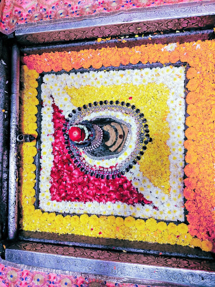 12Jyotirling's tweet photo. श्री ॐकारेश्वर ज्योतिर्लिंग जी के आज के संध्याकाल आरती श्रृंगार दिव्य दर्शन 28.09.2022 https://t.co/kUkY1zP1rt