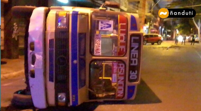 24horasPy's tweet photo. Colectivo volcó tras ser impactado por una camioneta https://t.co/CbKCW2ARRB https://t.co/7npWiy52mb