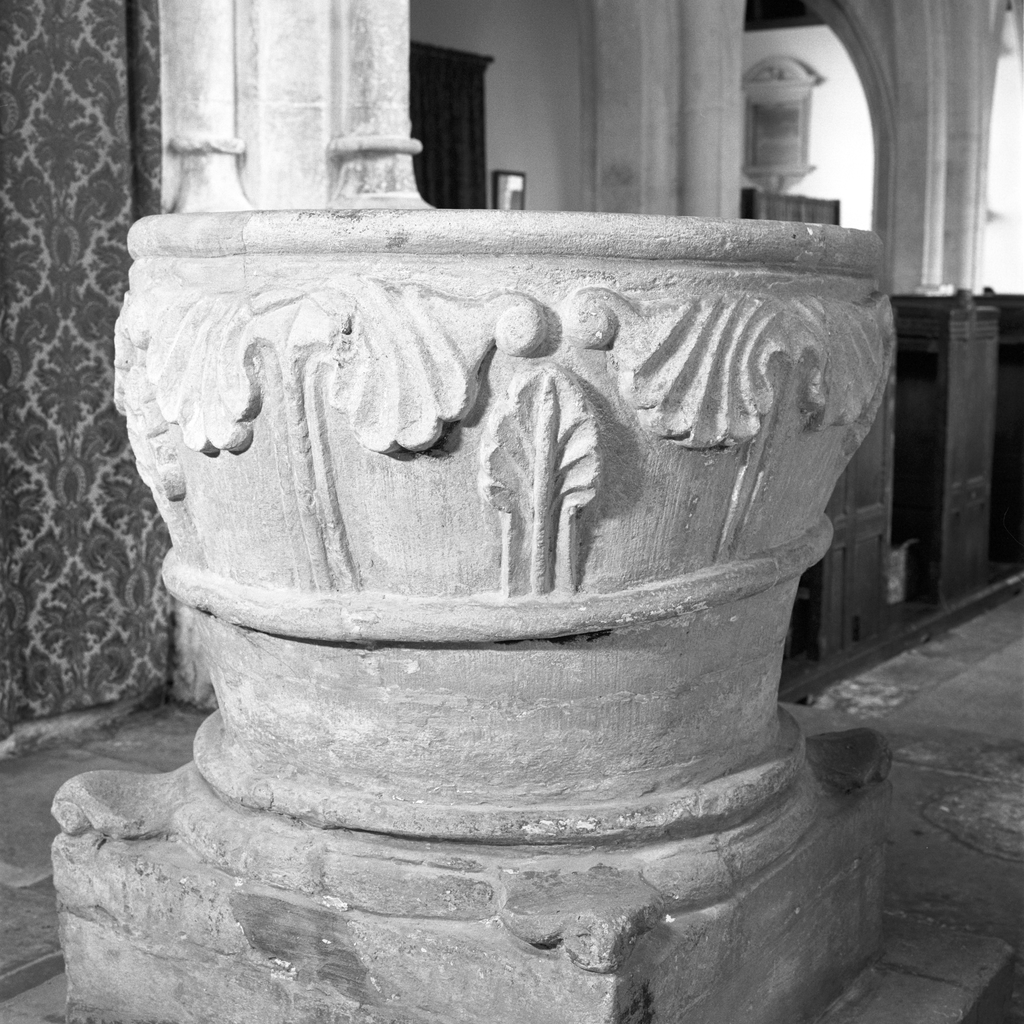 It’s always exciting when we get to #FontsonFriday! There’s lovely foliage adorning this font at the church of St. Katherine and St. Peter, Winterbourne Bassett, #Wiltshire - crsbi.ac.uk/view-item?i=91…