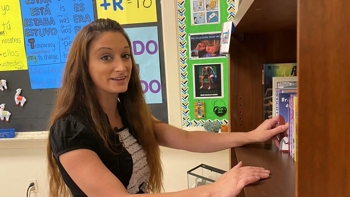 future4learning's tweet photo. "Culture and language it makes us who we are"- Angela Proto, a #Louisville Spanish teacher using literature to teach about diverse cultures of Latin America; cultures that often get lumped together and erased. Full story: https://t.co/MUH8Fq2pR4 via @SpectrumNews1KY by @AshBTV https://t.co/e0TRgHEb7J