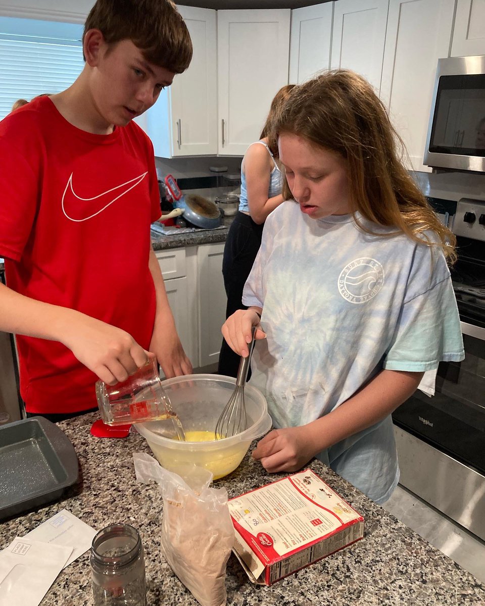 whdavis3's tweet photo. Got to have brownies when you go through a hurricane. https://t.co/OwV9bz9Bmv