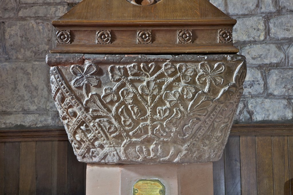 #FontsonFriday Amazing, detailed sculpture covers every inch of the four faces of the font of St. Michael’s church, Bowness-on-Solway, #Cumberland - crsbi.ac.uk/view-item?i=32…