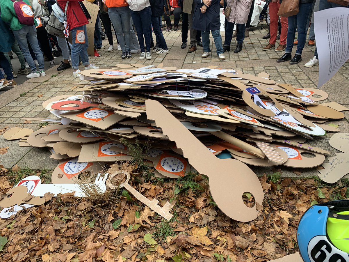 Uriopss_PDL's tweet photo. 💬« Aujourd’hui en France 10 millions de personnes vulnérables pour 1 millions de professionnels du secteur »
 
📢Associations, unions, et fédérations s’expriment afin d’illustrer les besoins des secteurs et de faire entendre leur voix
 #QuiPrendSoinDeNous https://t.co/hJ0TDW5nSU