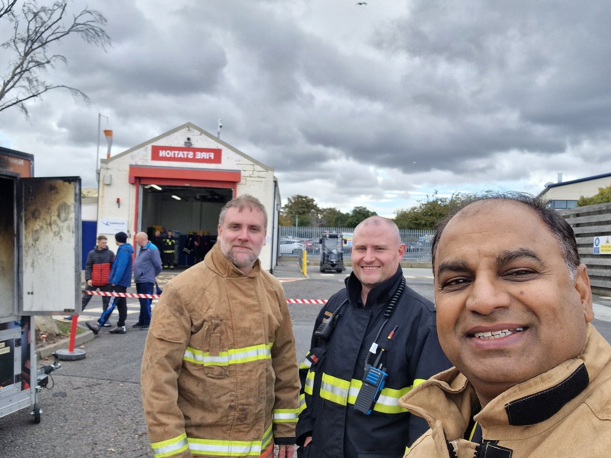 MehrbanSadiq's tweet photo. #twfrs P&amp;E C&amp;E team doing Chip pan demonstration @AkzoNobel key fire 🔥safety messages to staff 
#FireFamily #cadets #Princesstrust #recruitment #smokealarm @WMNicMordecai
@LailaAb95314447 @StuHagon 👍🏽🤝🏽🚒👨‍🚒👩‍🚒📢 https://t.co/UpBCXUM8R3