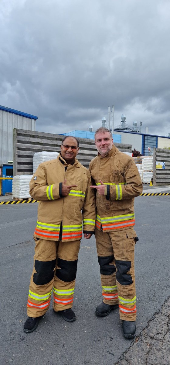 MehrbanSadiq's tweet photo. #twfrs P&amp;E C&amp;E team doing Chip pan demonstration @AkzoNobel key fire 🔥safety messages to staff 
#FireFamily #cadets #Princesstrust #recruitment #smokealarm @WMNicMordecai
@LailaAb95314447 @StuHagon 👍🏽🤝🏽🚒👨‍🚒👩‍🚒📢 https://t.co/UpBCXUM8R3