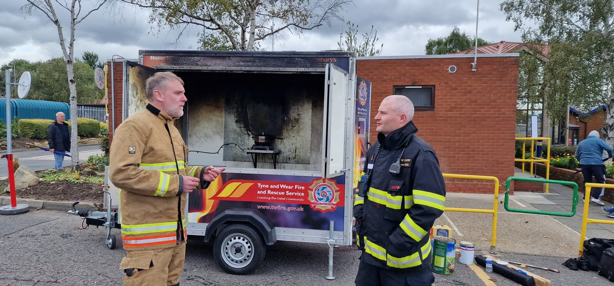 MehrbanSadiq's tweet photo. #twfrs P&amp;E C&amp;E team doing Chip pan demonstration @AkzoNobel key fire 🔥safety messages to staff 
#FireFamily #cadets #Princesstrust #recruitment #smokealarm @WMNicMordecai
@LailaAb95314447 @StuHagon 👍🏽🤝🏽🚒👨‍🚒👩‍🚒📢 https://t.co/UpBCXUM8R3