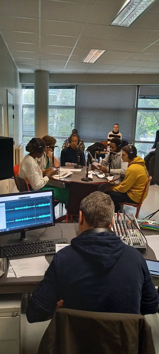 EsabacSuger's tweet photo. 📻 Enregistrement en cours au @lycee_suger

Une émission de radio préparée par les Terminales #Esabac sur les élections 🇮🇹, le système électoral, les résultats et ses enjeux

Une analyse préparée en cours d'EMC et Histoire-Géographie 

Merci à M. Hazevis pour son aide précieuse! https://t.co/DUTZ9iYSxO