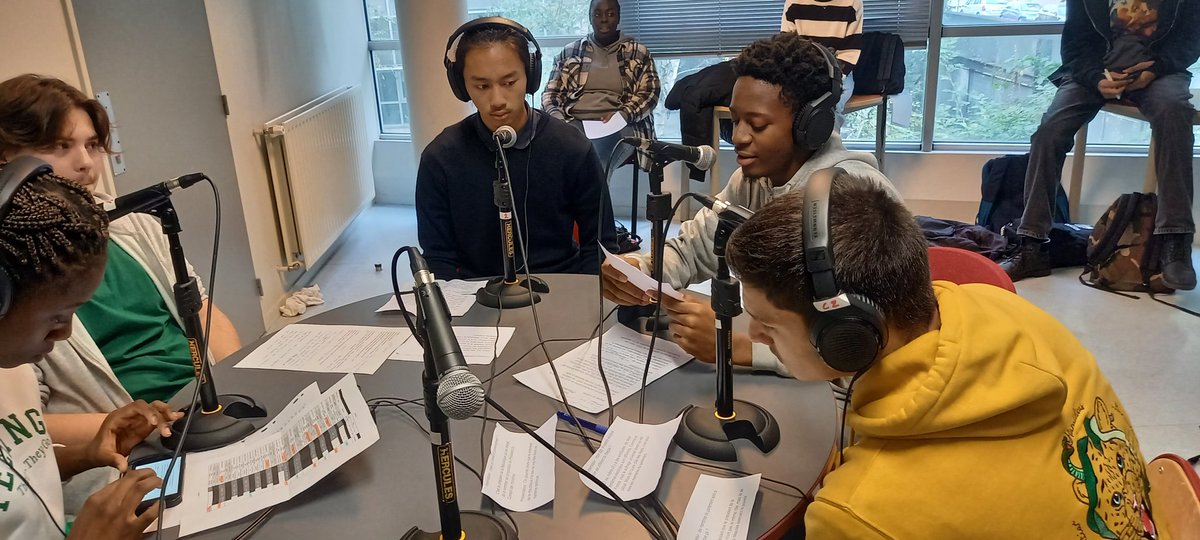 EsabacSuger's tweet photo. 📻 Enregistrement en cours au @lycee_suger

Une émission de radio préparée par les Terminales #Esabac sur les élections 🇮🇹, le système électoral, les résultats et ses enjeux

Une analyse préparée en cours d'EMC et Histoire-Géographie 

Merci à M. Hazevis pour son aide précieuse! https://t.co/DUTZ9iYSxO