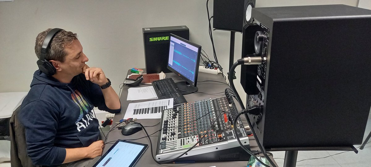 📻 Enregistrement en cours au <a href="/lycee_suger/">Lycée Suger</a>

Une émission de radio préparée par les Terminales #Esabac sur les élections 🇮🇹, le système électoral, les résultats et ses enjeux

Une analyse préparée en cours d'EMC et Histoire-Géographie 

Merci à M. Hazevis pour son aide précieuse!