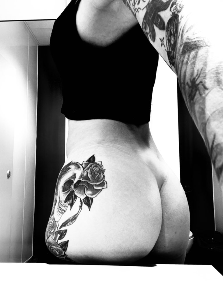 MissMidnight_x's tweet photo. A lil hump day treat 🍑 https://t.co/kxicKr7aLb