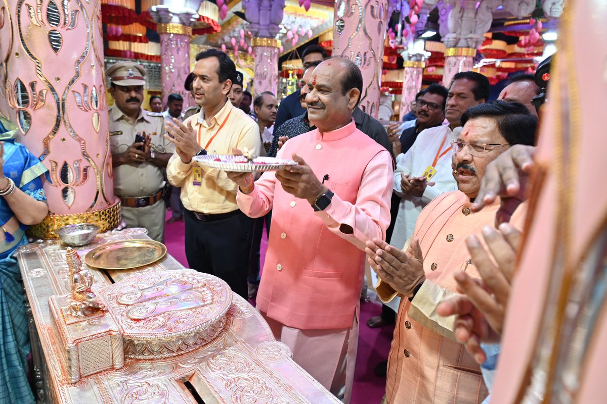 ombirlakota's tweet photo. पुणे प्रवास के दौरान मां महालक्ष्मी मंदिर में श्री महालक्ष्मी माता के दर्शन तथा आरती का सौभाग्य प्राप्त हुआ। मां से सबके लिए सुख, शांति और समृद्धि तथा देश को उन्नति के शिखर पर पहुंचाने की प्रार्थना की।
#नवरात्रि 
#Navaratri https://t.co/dHvxCsVymk