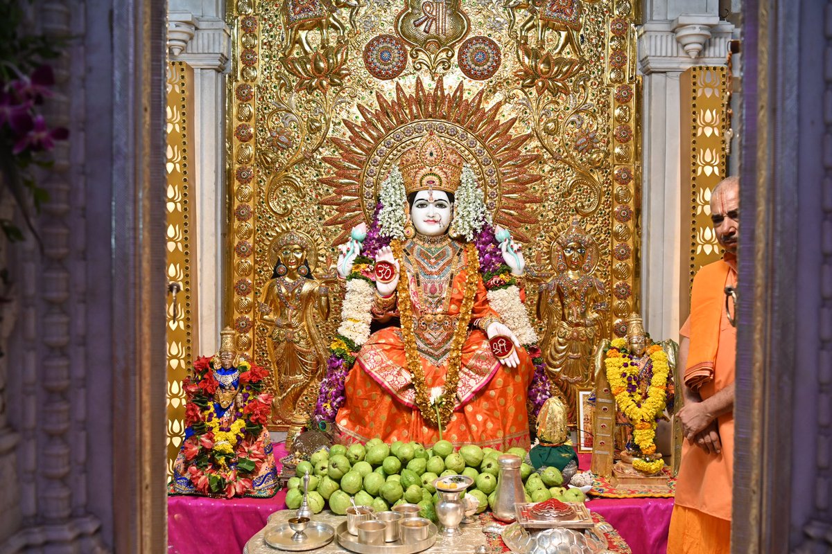 ombirlakota's tweet photo. पुणे प्रवास के दौरान मां महालक्ष्मी मंदिर में श्री महालक्ष्मी माता के दर्शन तथा आरती का सौभाग्य प्राप्त हुआ। मां से सबके लिए सुख, शांति और समृद्धि तथा देश को उन्नति के शिखर पर पहुंचाने की प्रार्थना की।
#नवरात्रि 
#Navaratri https://t.co/dHvxCsVymk
