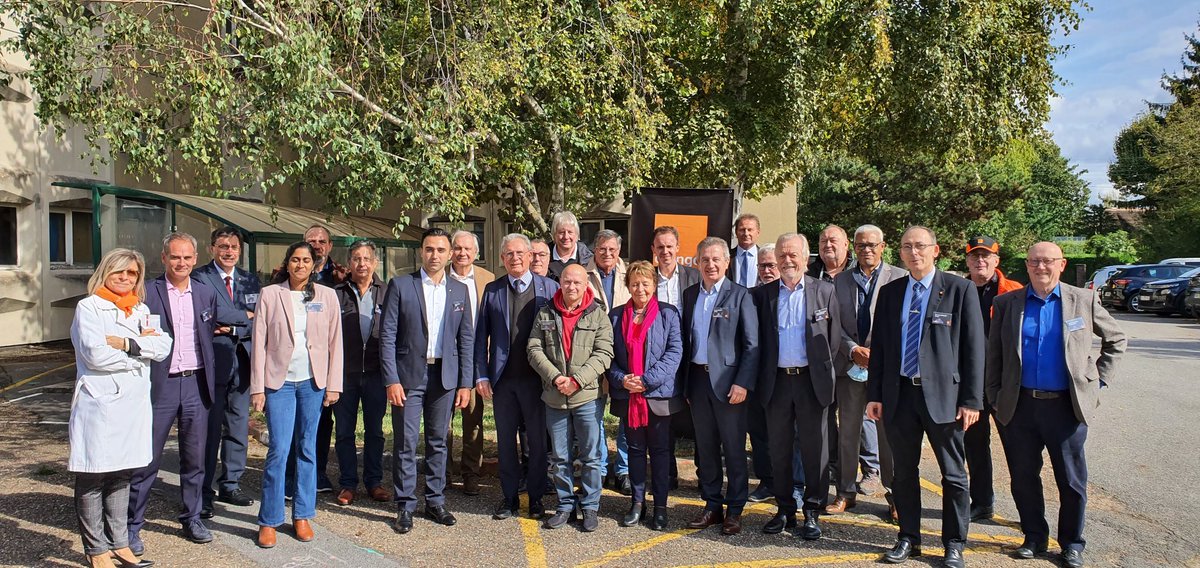 AnneMarolleau's tweet photo. #Orangeidf a le plaisir de recevoir les Elus du Val d'Oise pour le #ClubdesVillesfibrées pour la visite du Central cuivre et fibre et de la collection historique. https://t.co/nz9Ha79WeQ