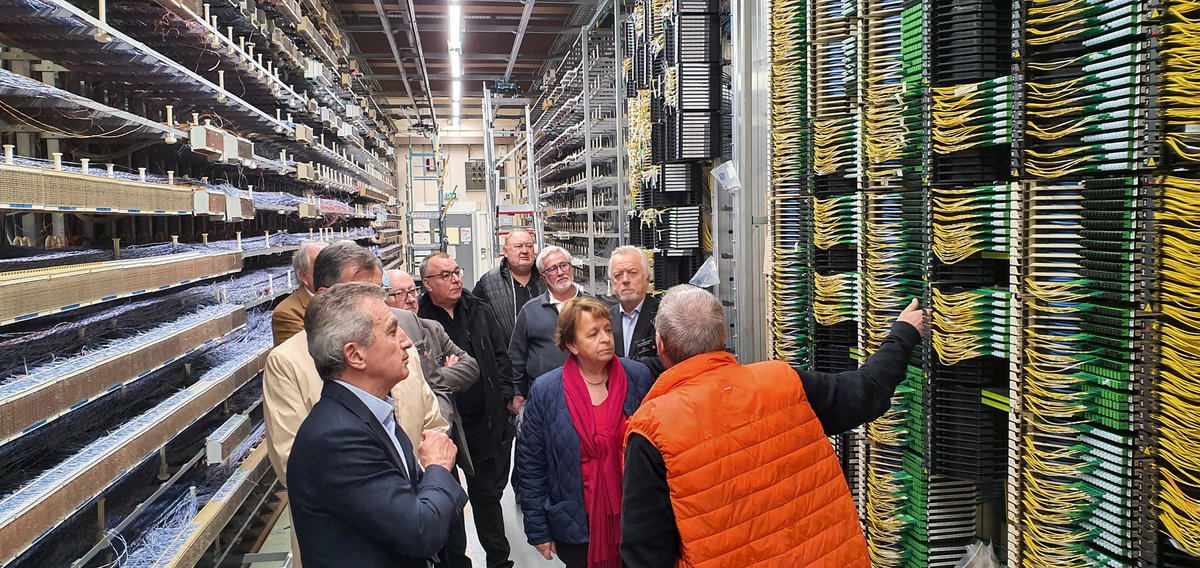 AnneMarolleau's tweet photo. #Orangeidf a le plaisir de recevoir les Elus du Val d'Oise pour le #ClubdesVillesfibrées pour la visite du Central cuivre et fibre et de la collection historique. https://t.co/nz9Ha79WeQ