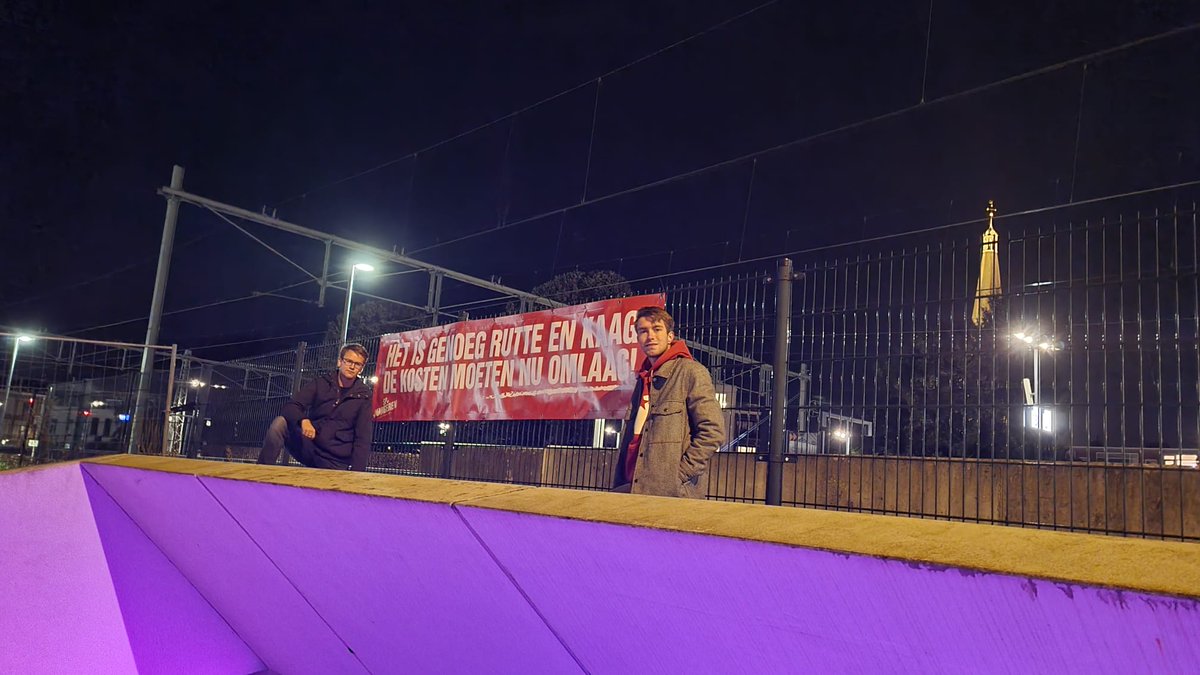 SP Jongeren op de bres voor lagere kosten! 

Heb je ons spandoek al zien hangen boven de fietstunnel bij het station? 👀