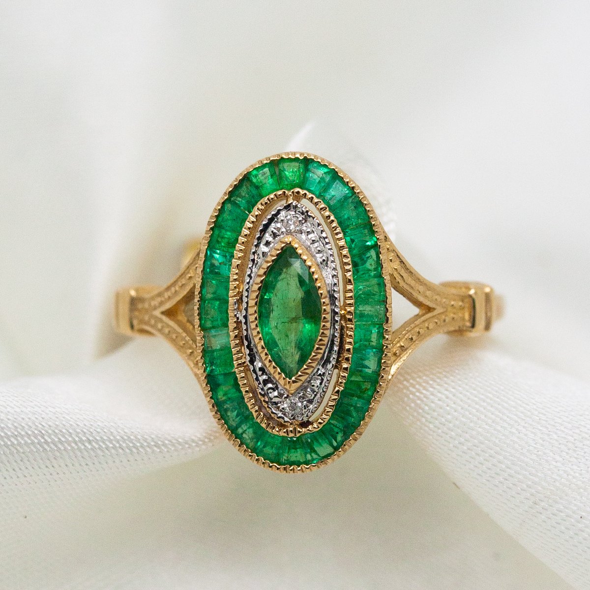 JordanJewellers's tweet photo. 💚Take a look at this stunning emerald ring! It's design is roman inspired and also features some beautiful sparkly diamonds!💚

https://t.co/mc4LNobW0U https://t.co/b7hfZ2HaDG
