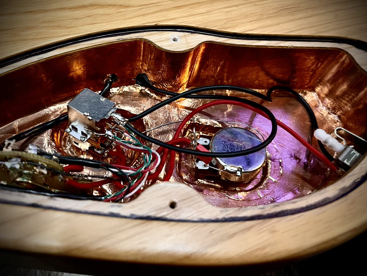 pupil39plpl's tweet photo. 最強のガリ取り！！

ギター、アンプ、エフェクターなどなど
機材系にCAIG D5S-6接点復活剤を使ってみた！

まじですごい

完っ全にガリが取れた🤣

いやすごい

#CAIG 
#接点復活剤 
#ガリ https://t.co/BBDIiGp0qI