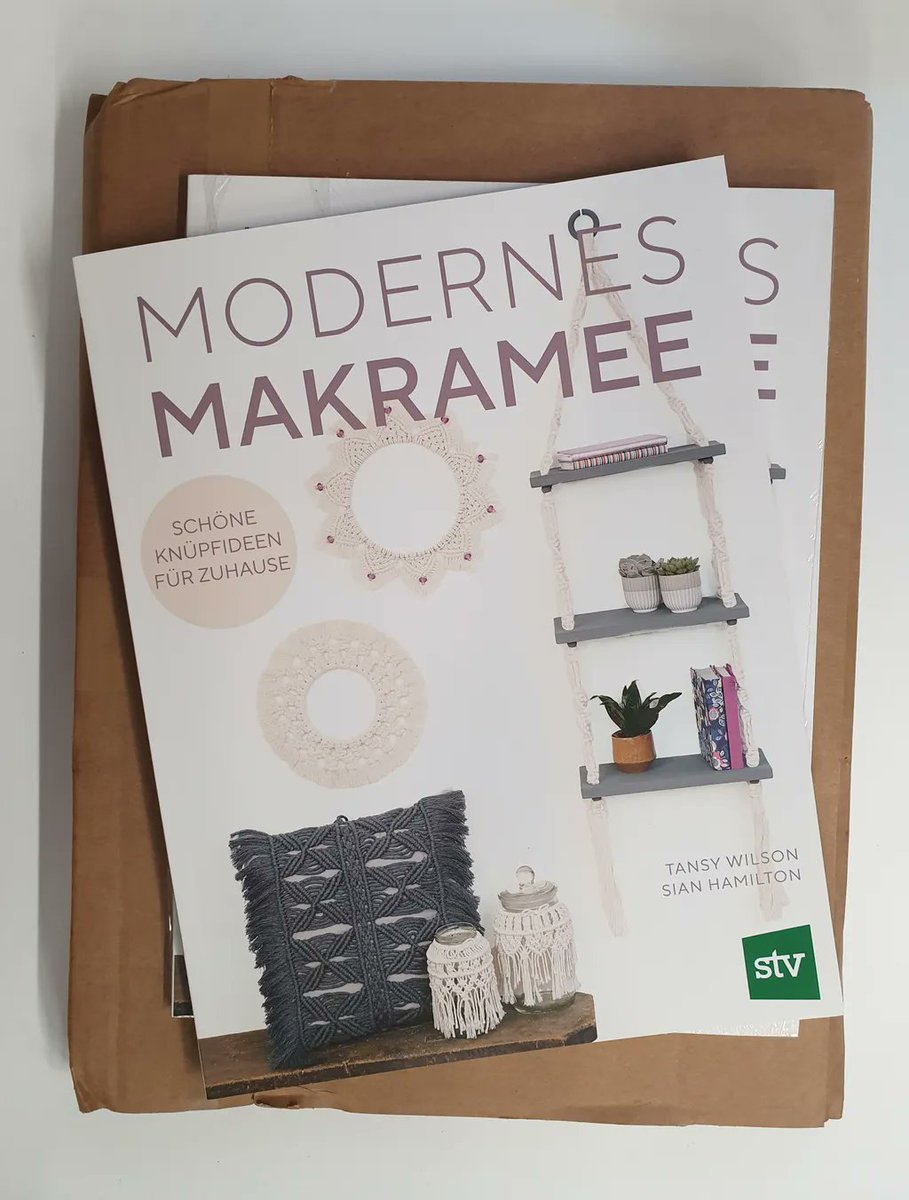 GMCbooks's tweet photo. Take a look at the #German edition of #Macrame #ContemporaryProjectsForTheHome by #SianHamilton &amp; #TansyWilson, from #StockerVerlag. A stunning collection of 12 designs for modern homewares and accessories. #GMCPublications #Translation #ForeignEdition  #LeopoldStockerVerlag https://t.co/C0WB1SCj6b