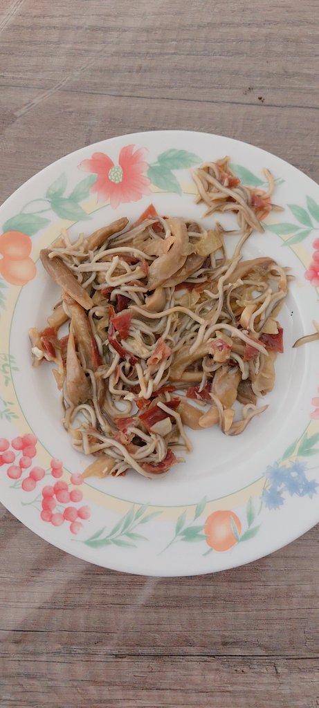 AdriRecetas's tweet photo. 🍄🍜🍖-Angulas salteadas con setas ostra  y jamón serrano-🍖🍜🍄

🤗-Hola receteras y receteros, hoy os traigo esta recta tan rica y fácil. 

Espero que os guste !! https://t.co/S3wWNQAKd5