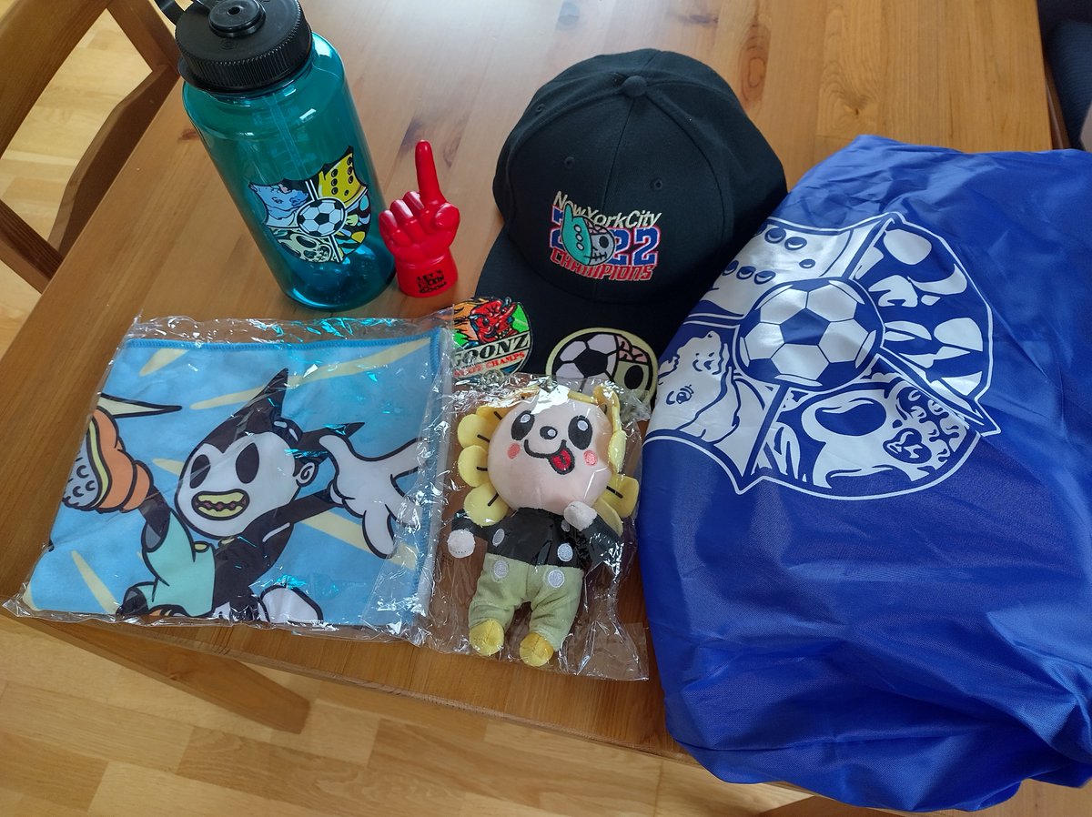 #LFGoon Thanks you so much <a href="/Cryptoon_Goonz/">Goonz</a> + <a href="/WarWren_/">Warren</a> , just received my "Goonz mystery box" today 👺👺🌭🌭