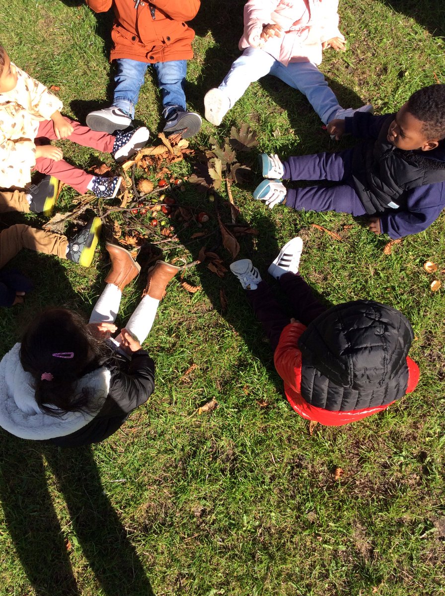 ECS_Keighley's tweet photo. Preschool went on an Autumn walk around Victoria Park looking at colours, nature and the changing seasons. #50TTD #LoTc #11Makingconnections #27Parkkeeper #32Wherehaveigone https://t.co/2kecJ8tdLW