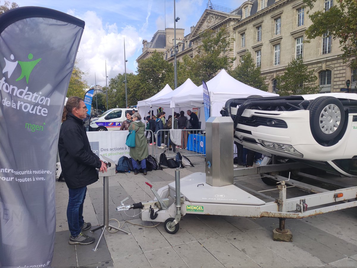 EPaquaux's tweet photo. Venez visiter le village organisé par @prefpolice Republique Paris. Ouvert à tous cet après midi. Fondation de la route @fondation_mgen vous attend : voiture tonneaux et testochoc.  Merci pour l'accueil et soutien de la délégation interministérielle à la sécurité routière. https://t.co/X7zGtdeaKH