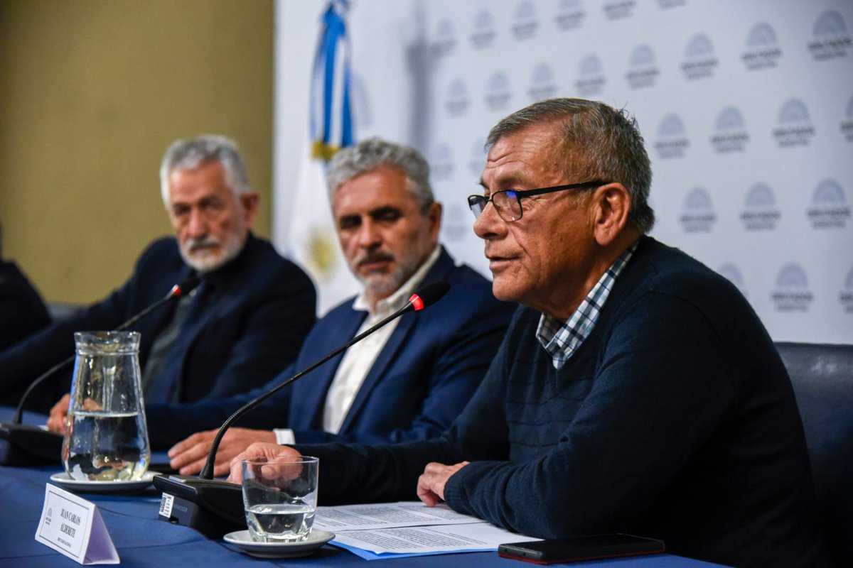 JCAlderete_CCC's tweet photo. Junto al gobernador @alberto_rsaa presentamos en @DiputadosAR el Observatorio de la Deuda Pública, una importante herramienta de conocimiento para el pueblo argentino.

Con la lápida de la deuda externa no hay salida en favor del pueblo y de la patria. https://t.co/ZMnGj6CWBV