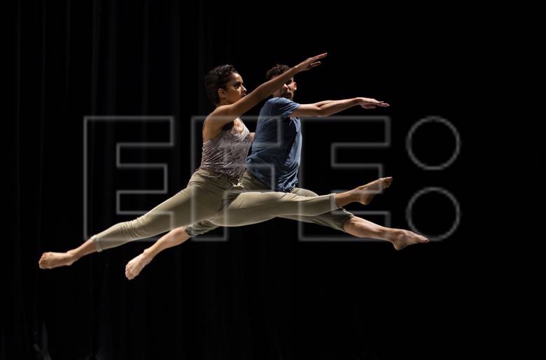 Barriaorlando's tweet photo. Bailarines de la compañía de danza cubana Mal Paso se presentan durante el XVII Festival Internacional de Danza Contemporánea (Edanco 2022), en Santo Domingo (República Dominicana). 
EFE/Orlando Barría
#Edanco #Cuba https://t.co/V7rZVv3F3A