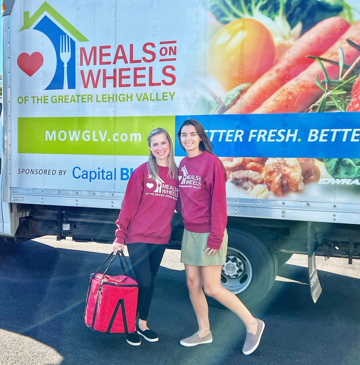 mowglv's tweet photo. It's a perfect Fall day to be outside delivering meals to seniors in need! Envious of our cozy &amp; fashionable Meals on Wheels sweatshirts?! Sign up to be a volunteer and get yours today! #fallvibes #volunteer #dogood https://t.co/jZsLyDBucX
