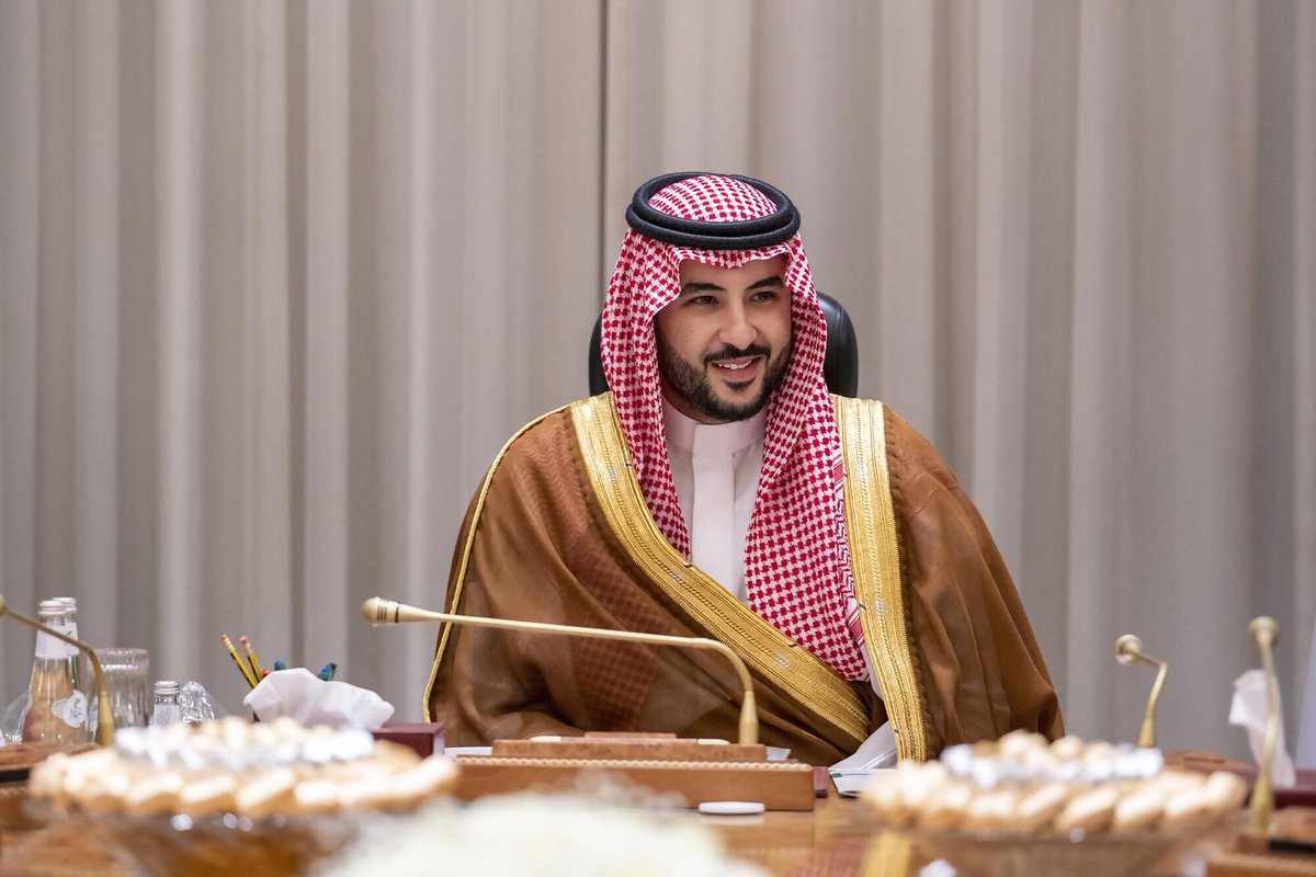 AJELNEWS24's tweet photo. عاجل 🔴 
.

.

الأمير خالد بن سلمان بن عبدالعزيز وزير الدفاع، يجتمع في مكتب سموه بالرياض اليوم , مع قادة وكبار المسؤولين بالوزارة ، في اجتماعه الأول بعد تعيينه وزيراً للدفاع.
- https://t.co/uTdkvRzQo6