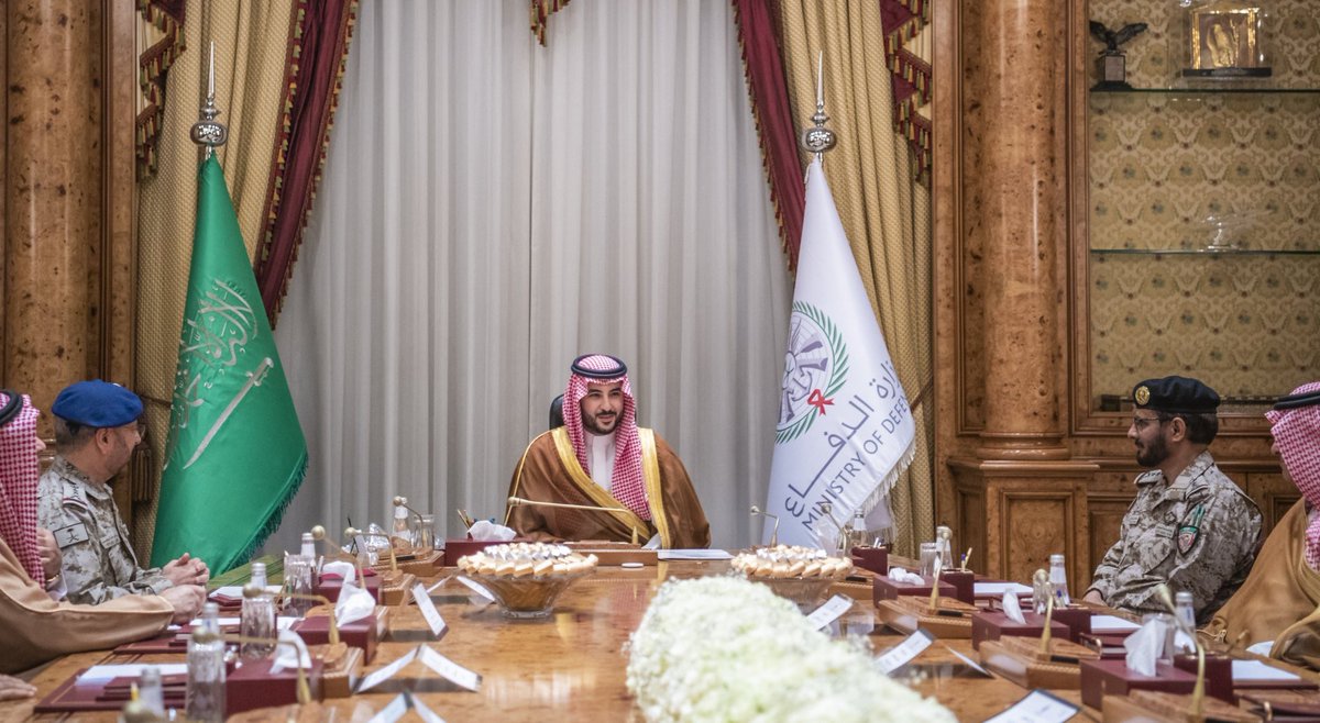 AJELNEWS24's tweet photo. عاجل 🔴 
.

.

الأمير خالد بن سلمان بن عبدالعزيز وزير الدفاع، يجتمع في مكتب سموه بالرياض اليوم , مع قادة وكبار المسؤولين بالوزارة ، في اجتماعه الأول بعد تعيينه وزيراً للدفاع.
- https://t.co/uTdkvRzQo6