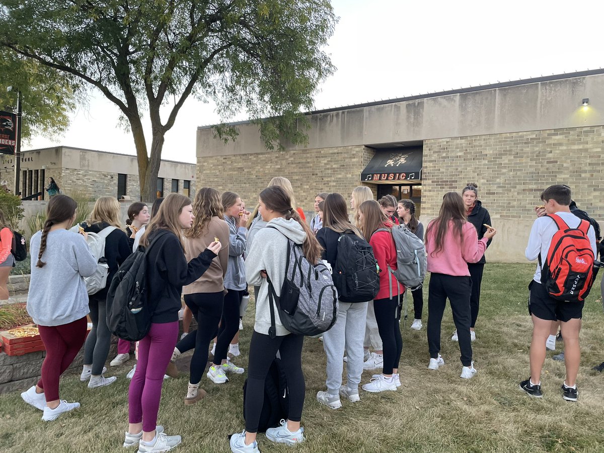 Beautiful morning with a very special group of kids that consistently show up to strengthen their relationship with Christ! 
🧡🖤#syatp22 🙏🏼