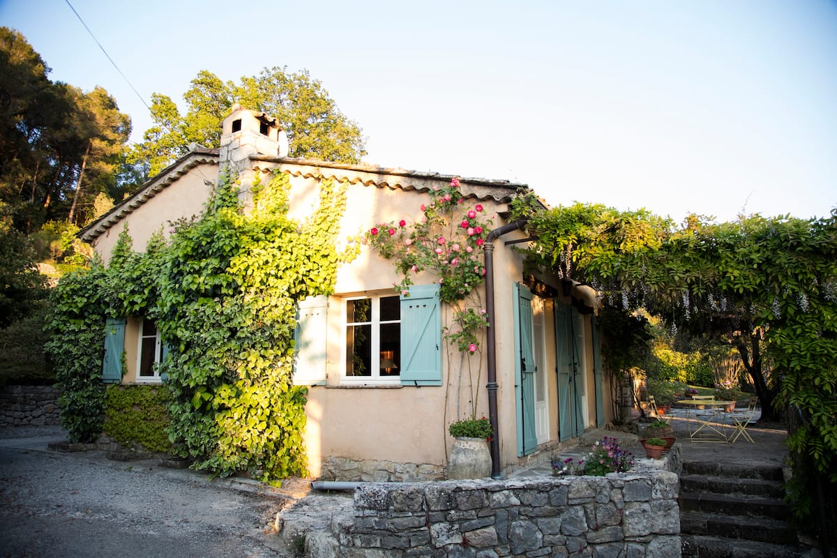 JetCandyTravel's tweet image. Ever dreamt of cooking in the ACTUAL kitchen where #JuliaChild manned the stoves? Now you can walk into La Pitchoune, a cosy cottage built by the master chef and her husband Paul in the 1960s. Discover the listing, and the entire lifestyle of the place, via @Airbnb. #JetCandy