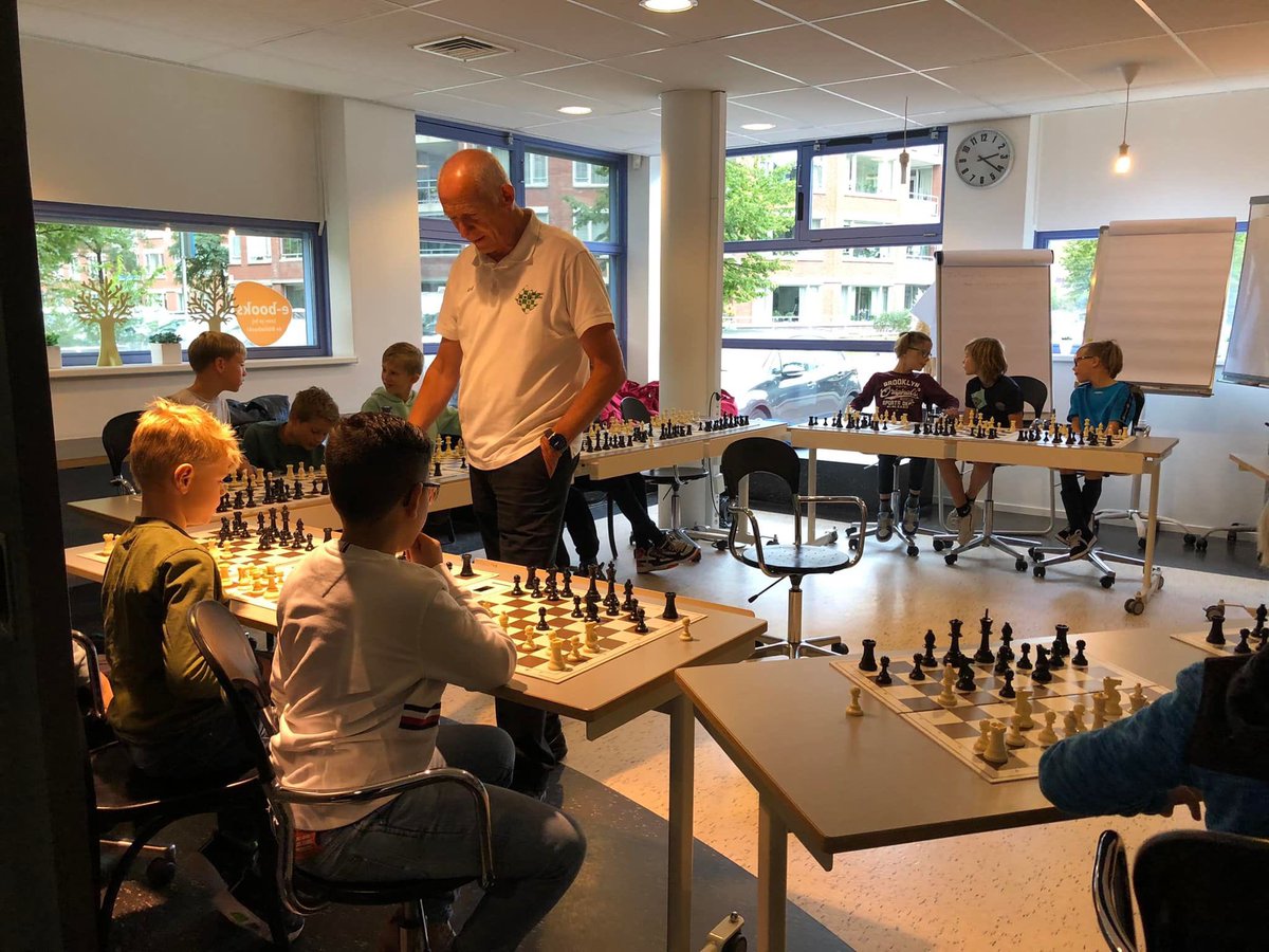 WOntmoet's tweet photo. #Schaaksimultaan voor de jeugd in Bibliotheek Naaldwijk vanmiddag met schaakkampioen #ArdDekker @westlandontmoet @biebwestland  @vitiswelzijn @GemWestland  #ontmoeten https://t.co/KEtODd0PqF