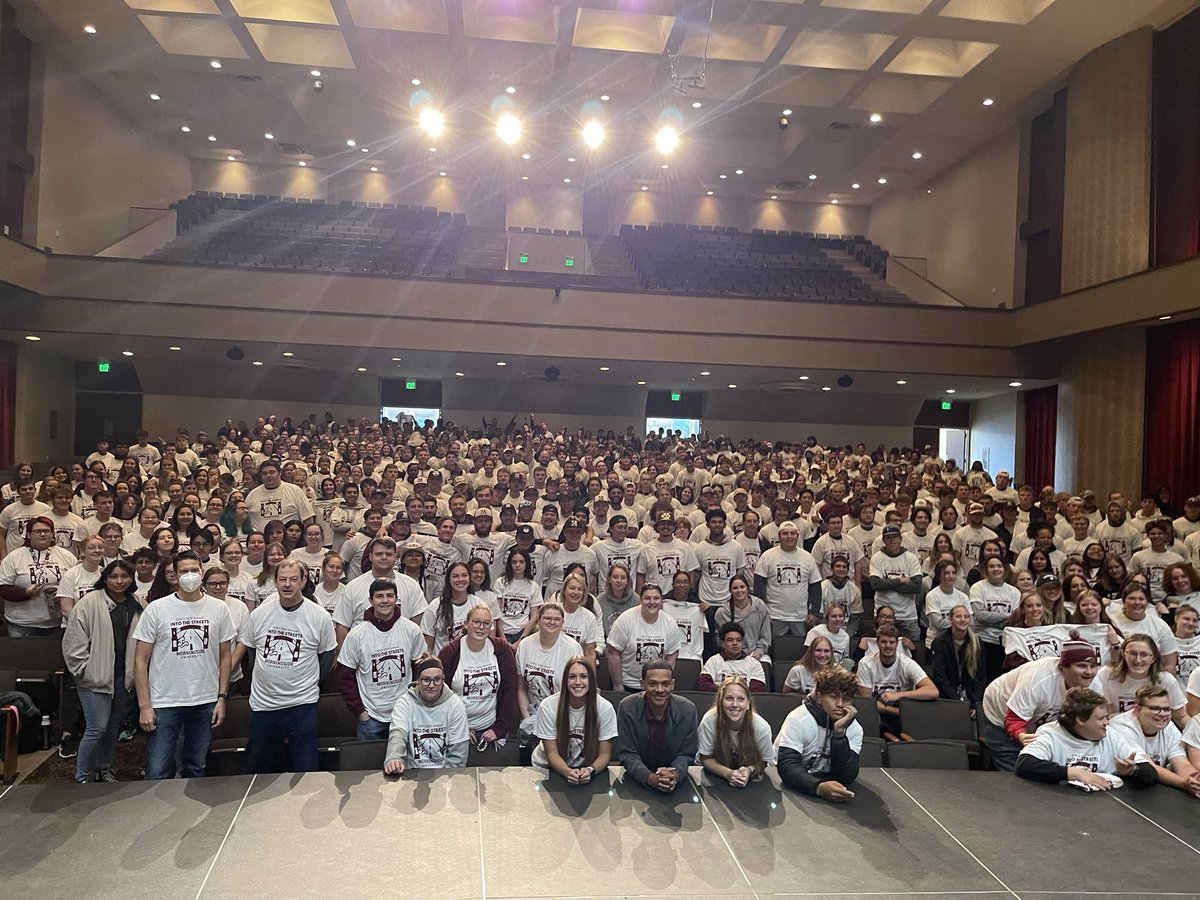 MsidePresident's tweet photo. It’s happening! Over 750 members of the Morningside University community are giving back to the Siouxland area today through service projects. #MsideProud #IntoTheStreets2022 https://t.co/PGy9QANiUl